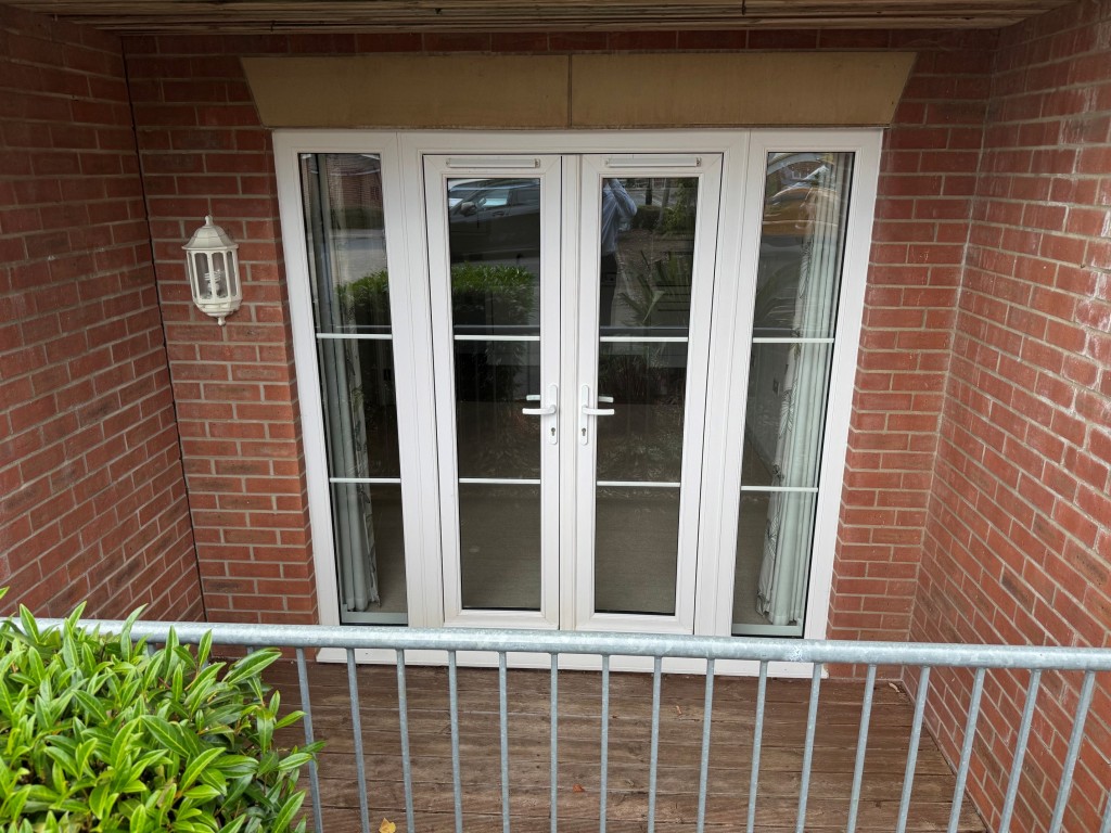 Lot: 157 - GROUND FLOOR FLAT FOR INVESTMENT WITH ALLOCATED PARKING - Patio